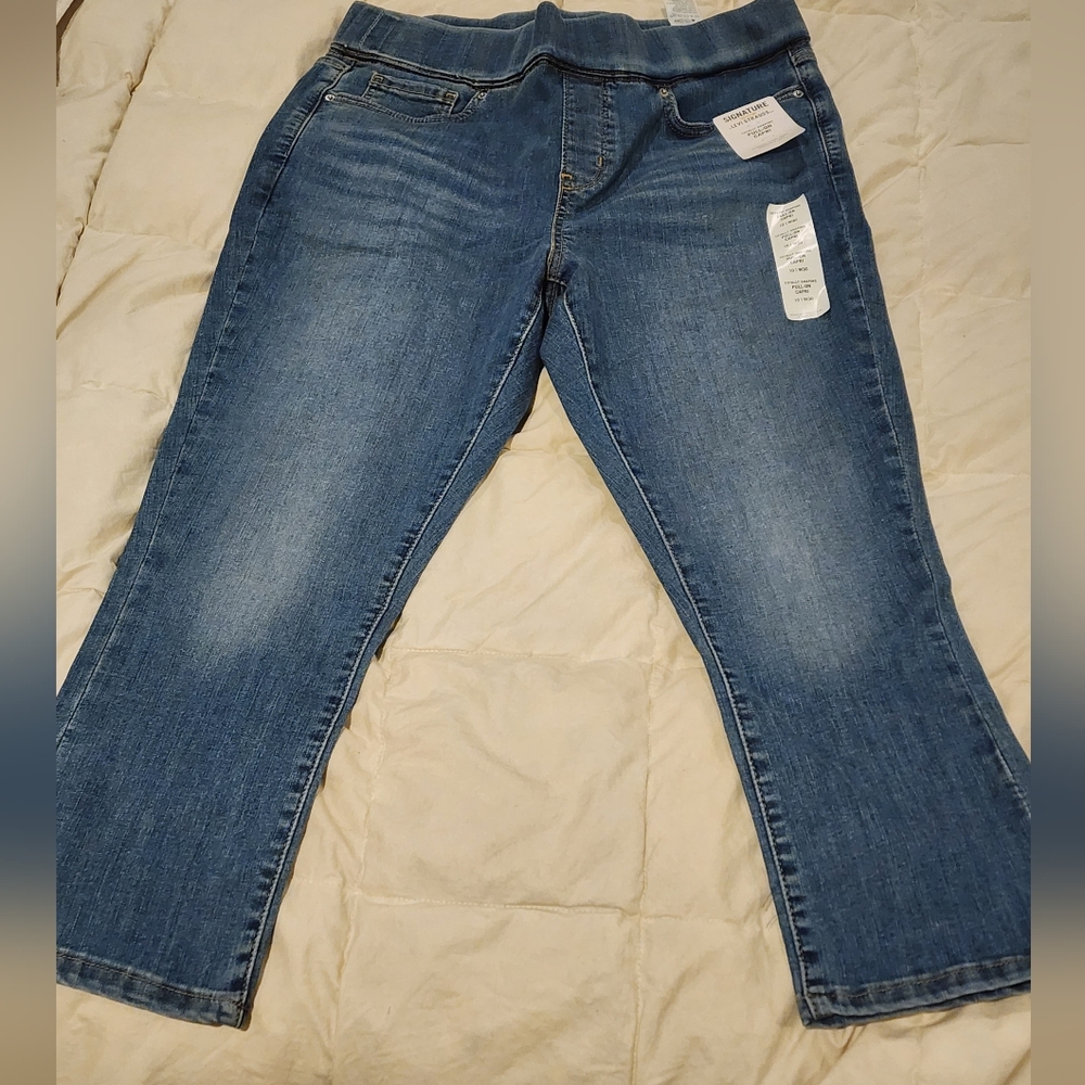 Womens Signature Levi Straus Pull On Capri Size 10 NWT